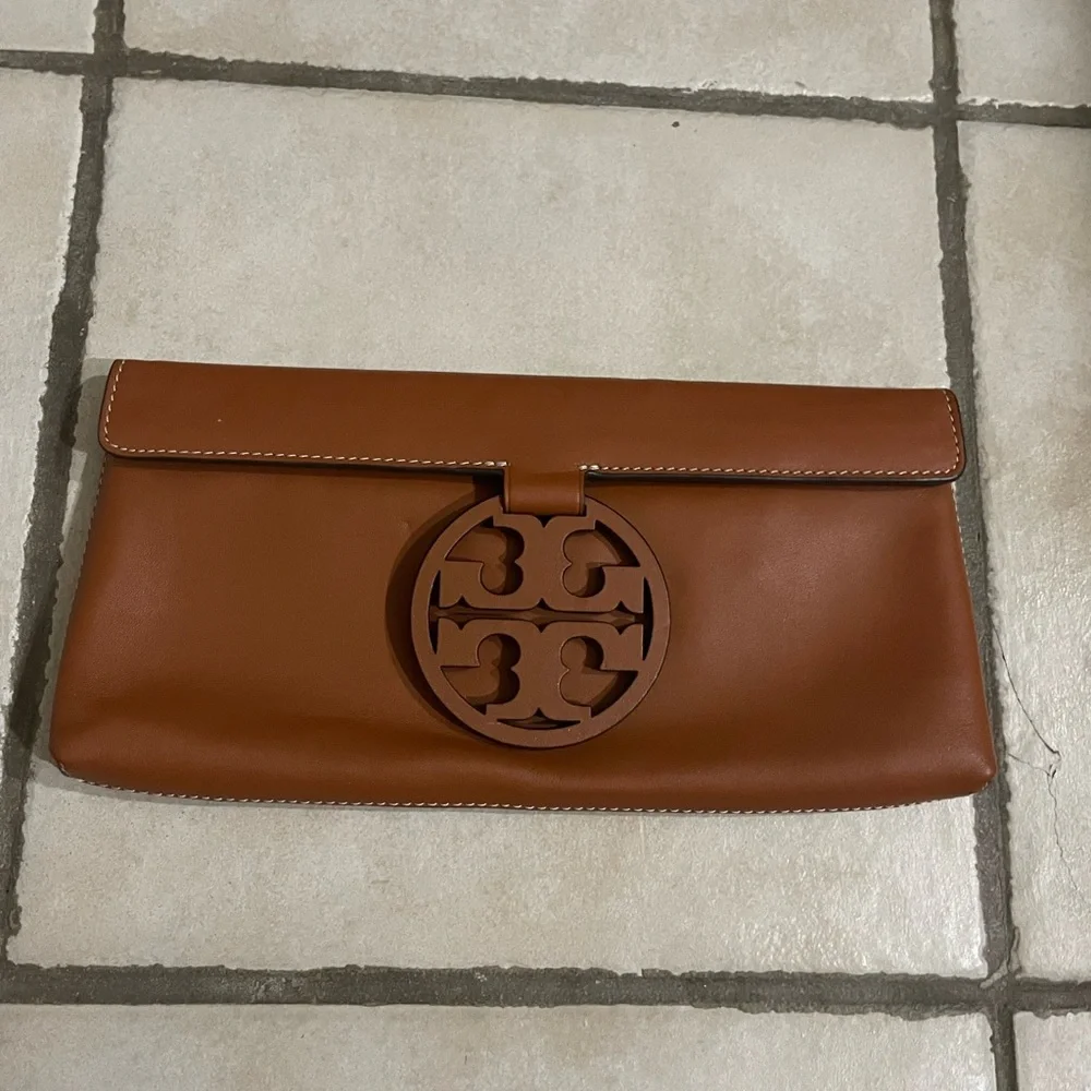 Tory Burch Women's Miller Metal Clutch leather logo  color Aged Camello